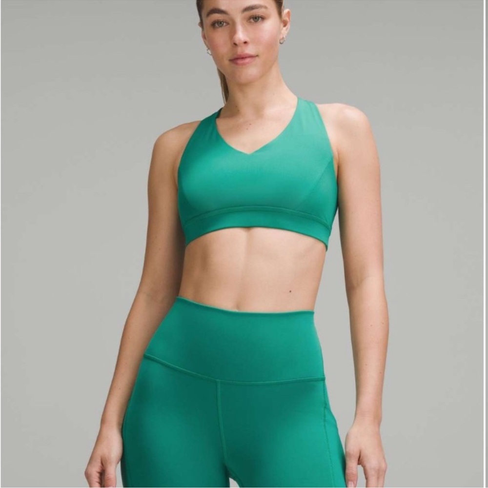 Lululemon Envital Bra in Kelly Green size 6